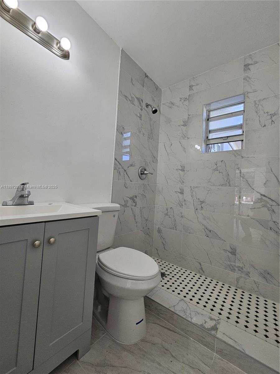 Small Image of 5621 CLEVELAND ST, Hollywood Number 2