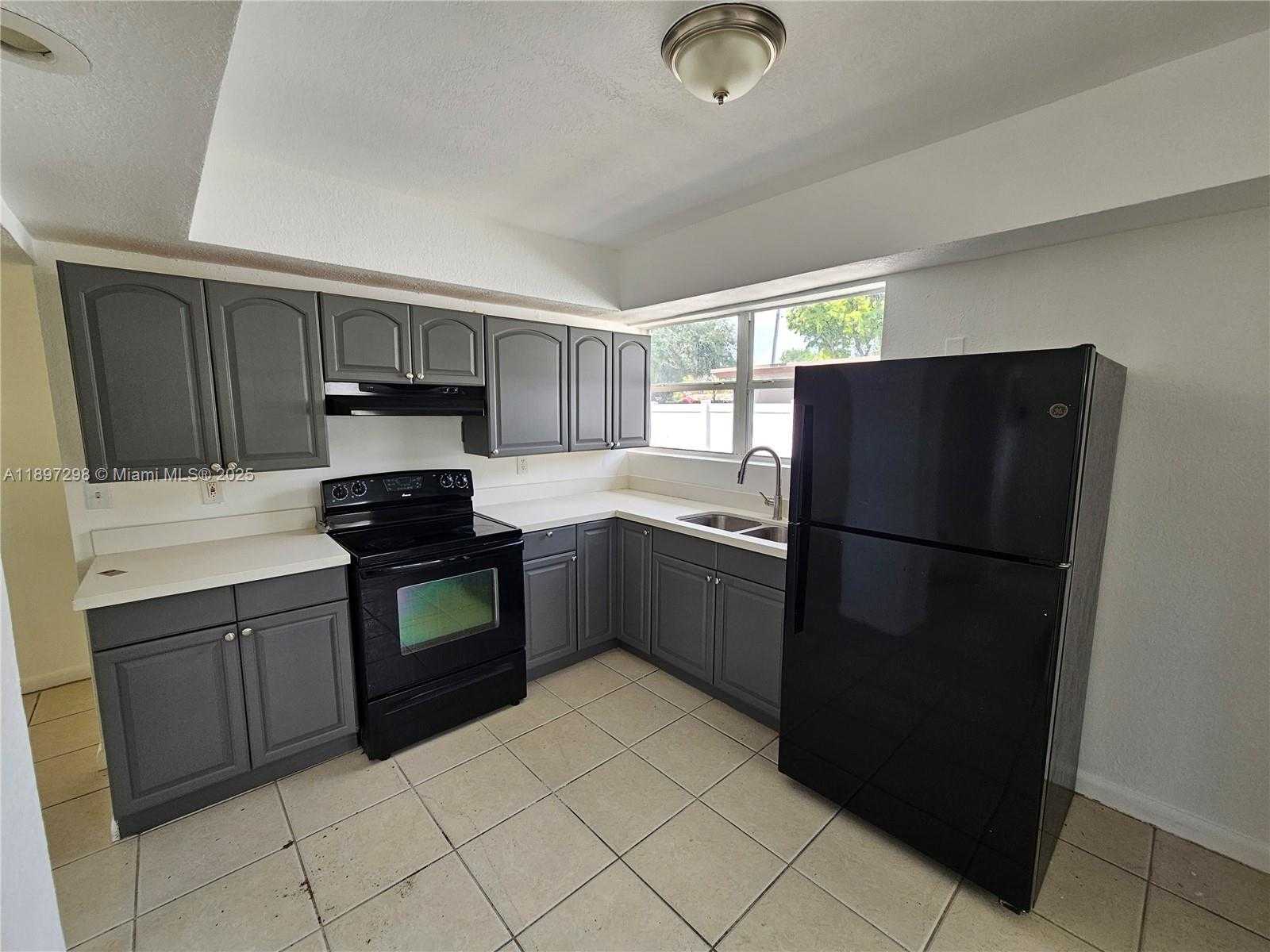 Small Image of 5621 CLEVELAND ST, Hollywood Number 4