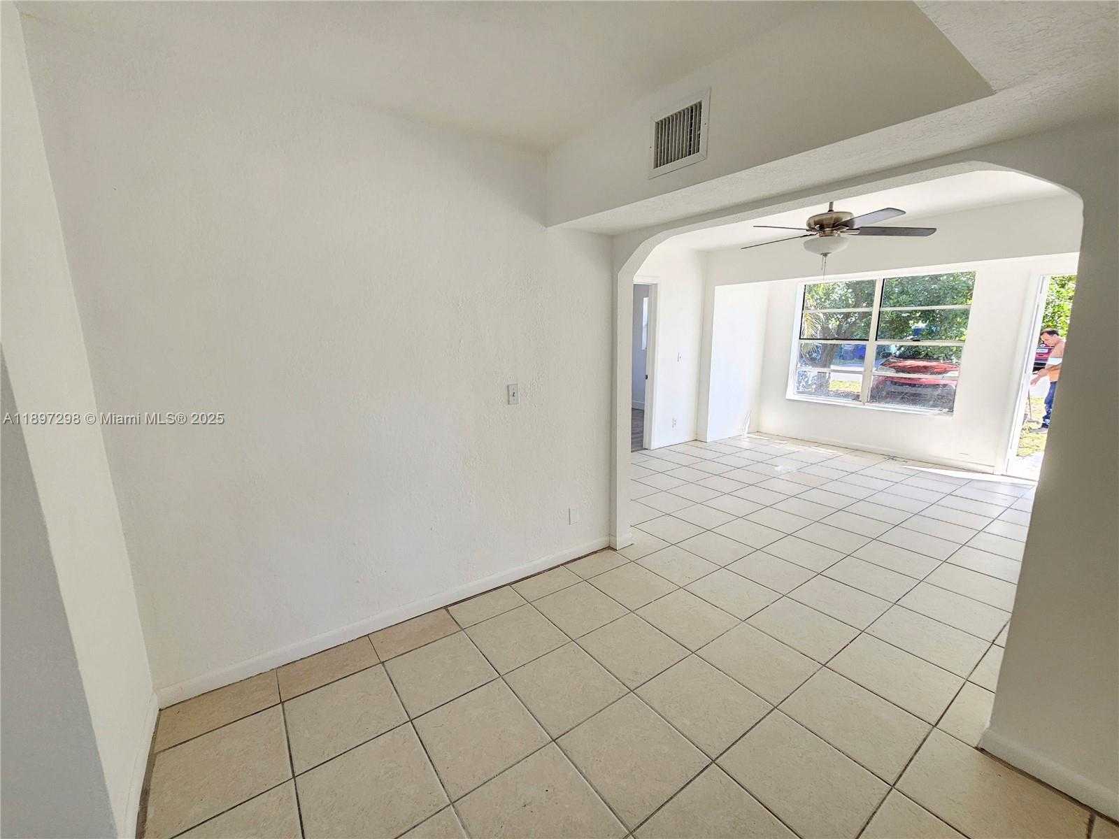 Small Image of 5621 CLEVELAND ST, Hollywood Number 9