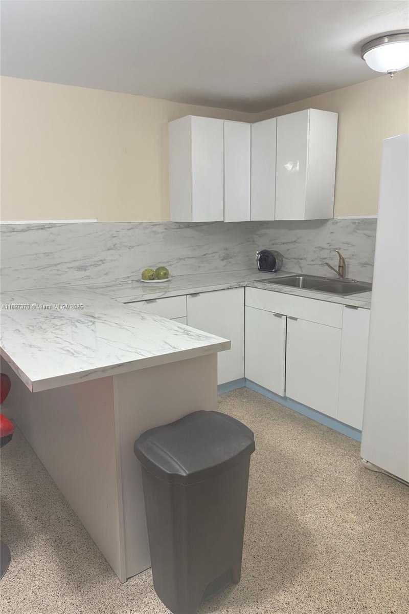 Small Image of 961 EAST 10TH PL, Hialeah Number 7