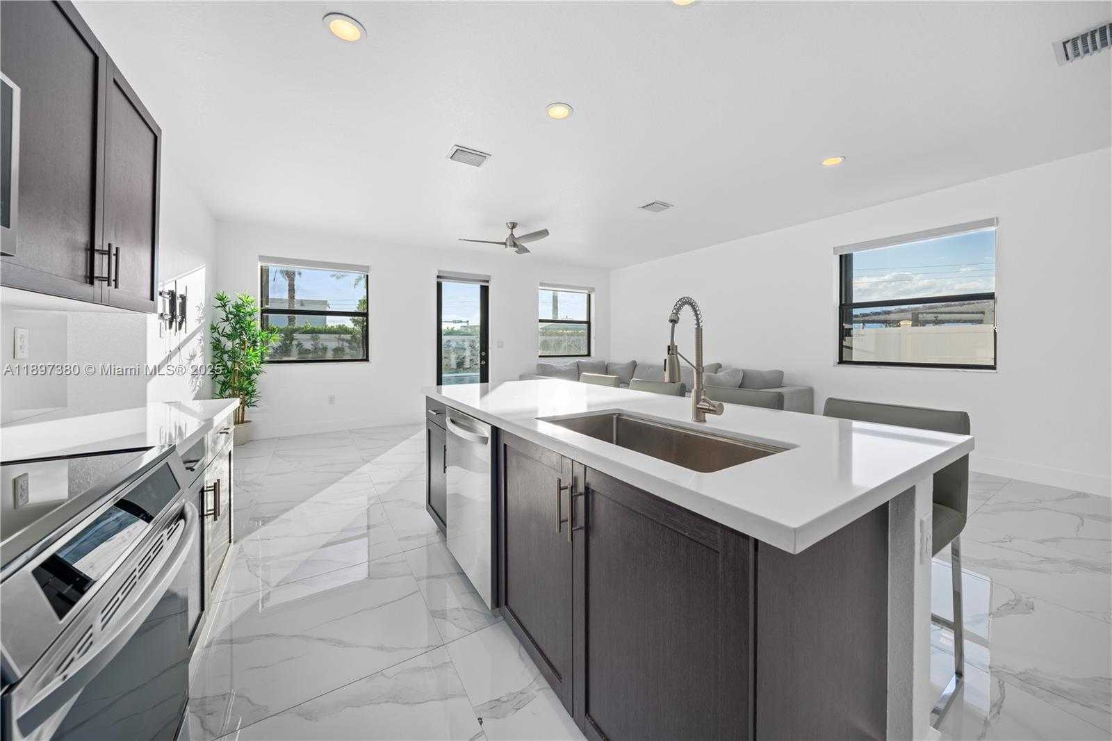 Small Image of 10800 WEST 35TH WAY, Hialeah Number 11
