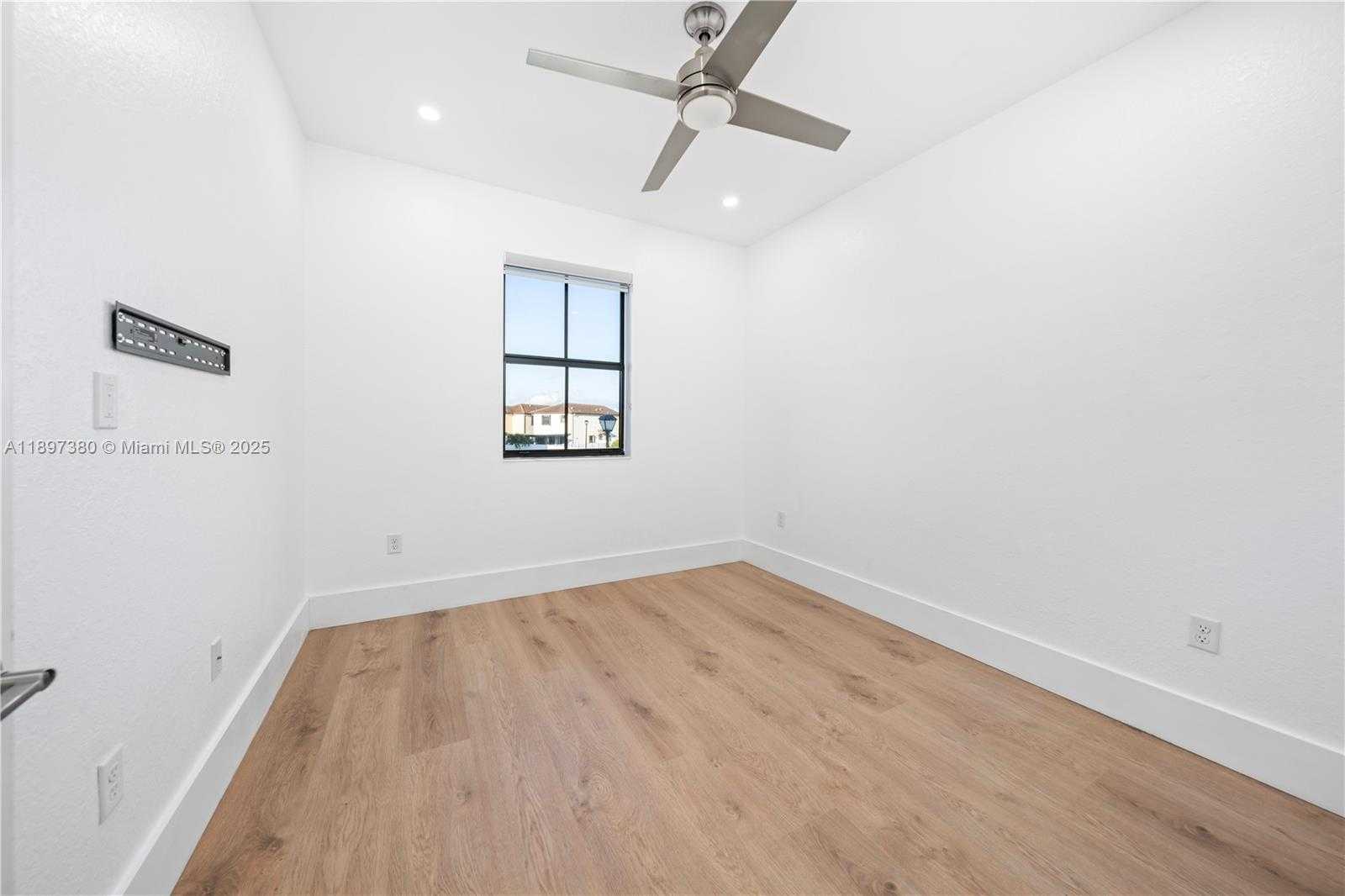 Small Image of 10800 WEST 35TH WAY, Hialeah Number 20