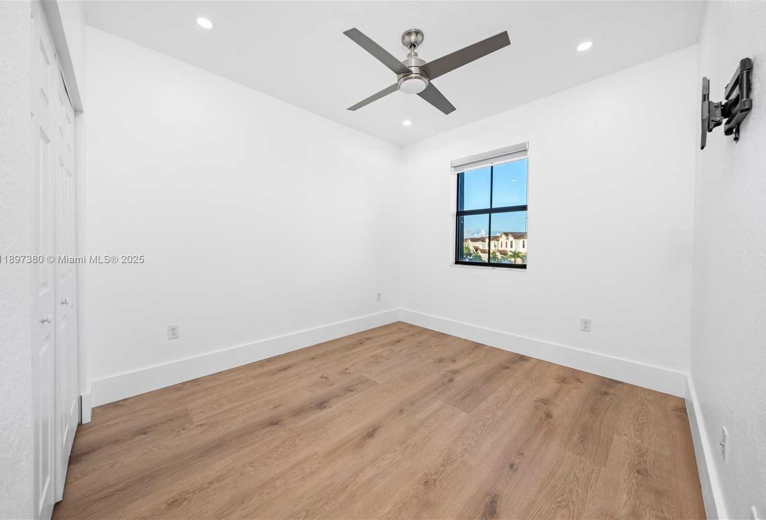 Small Image of 10800 WEST 35TH WAY, Hialeah Number 22