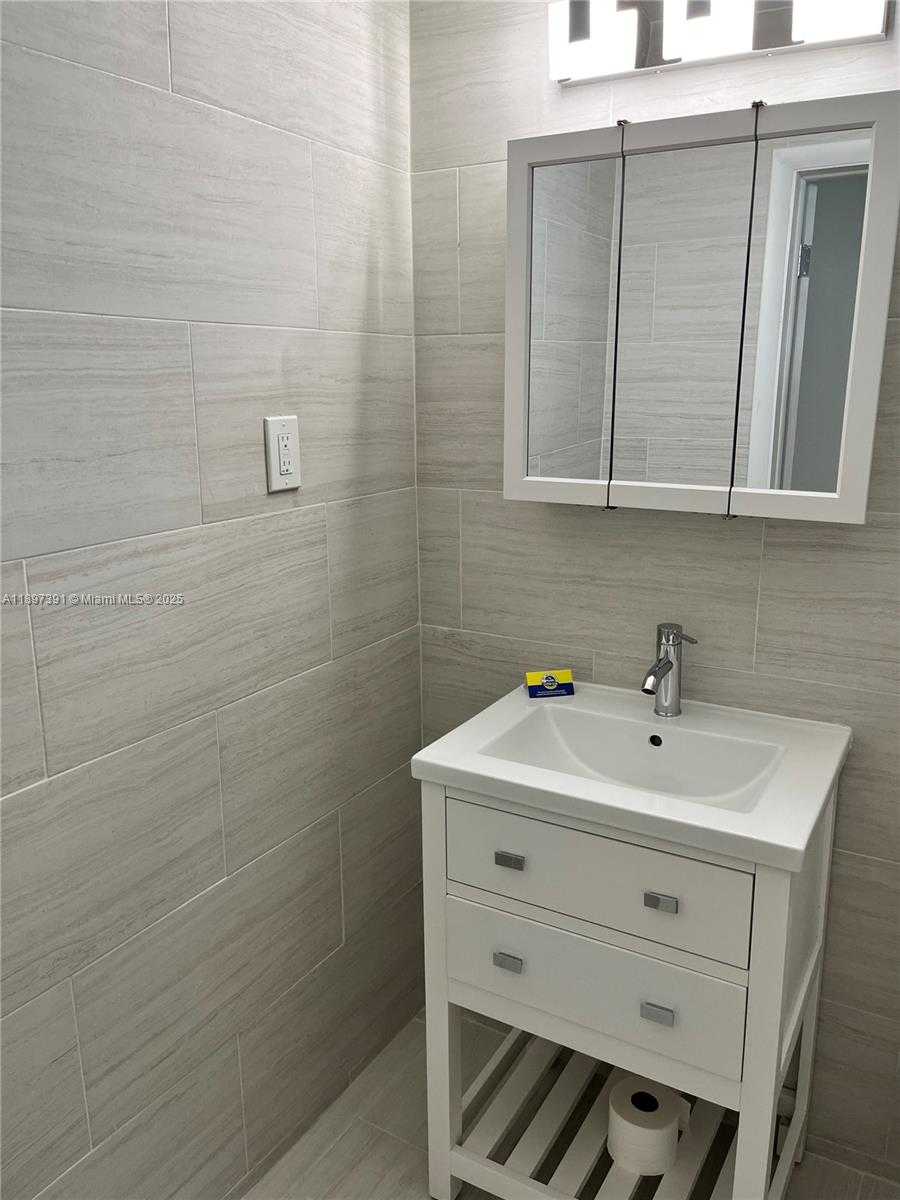 Small Image of 4233 WASHINGTON ST, Hollywood Number 11