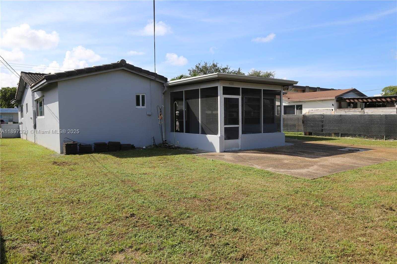 Small Image of 4233 WASHINGTON ST, Hollywood Number 20