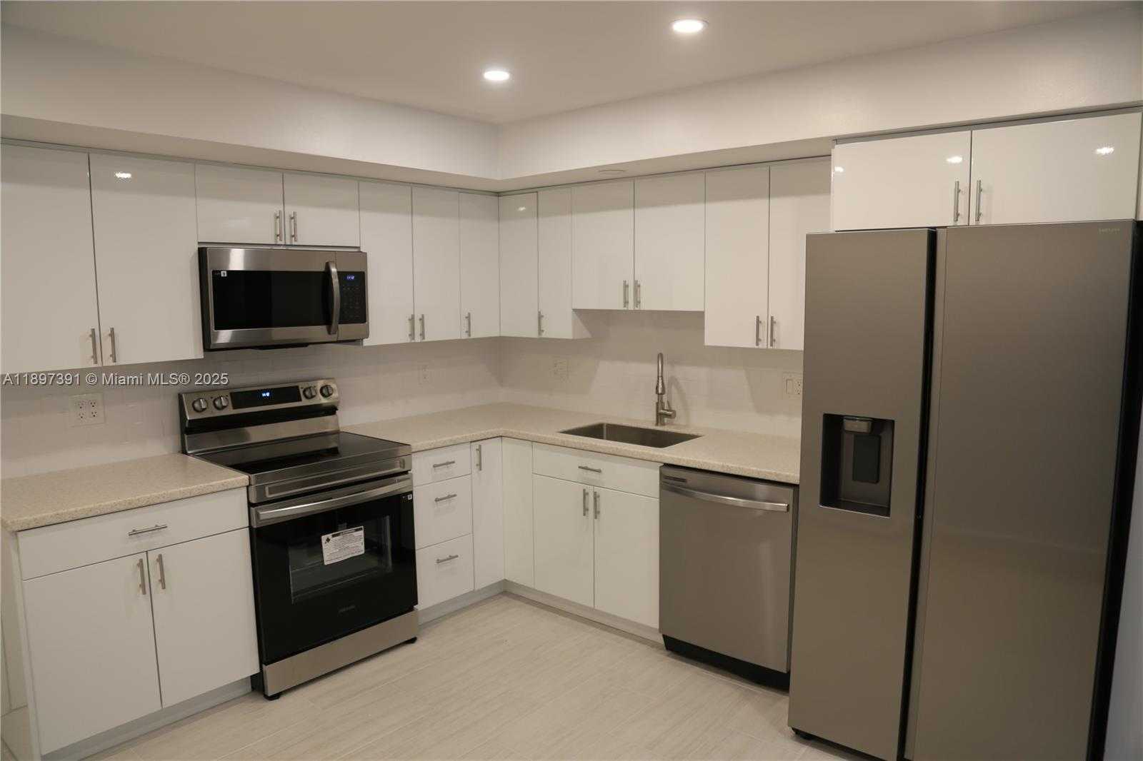 Small Image of 4233 WASHINGTON ST, Hollywood Number 3