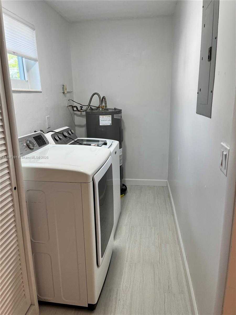 Small Image of 4233 WASHINGTON ST, Hollywood Number 6