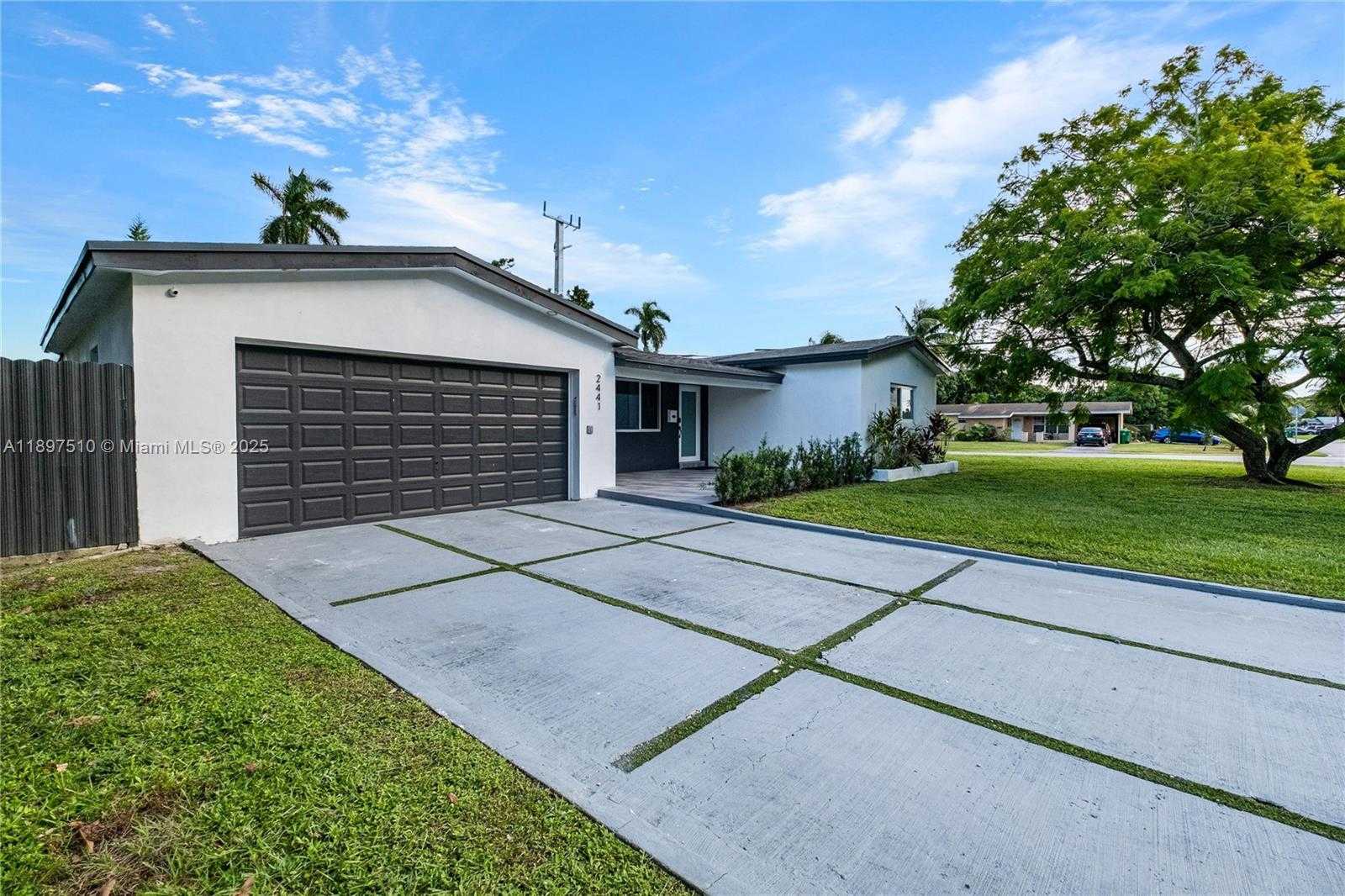 Small Image of 2441 ALCAZAR DR, Miramar Number 2