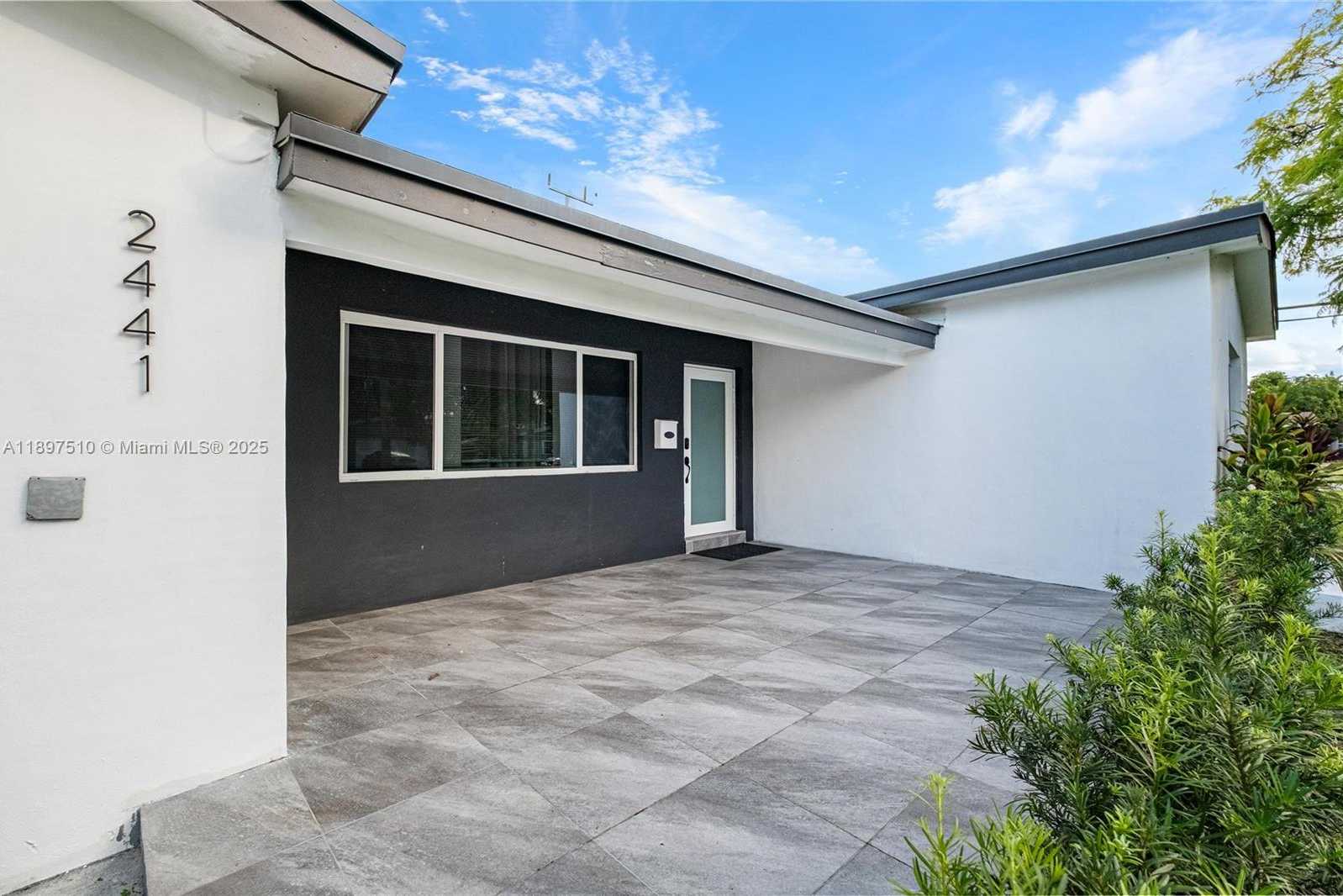 Small Image of 2441 ALCAZAR DR, Miramar Number 3