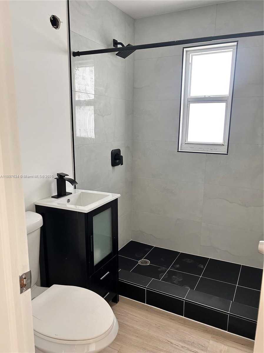 Small Image of 7207 BAY DR, Miami Beach Number 10