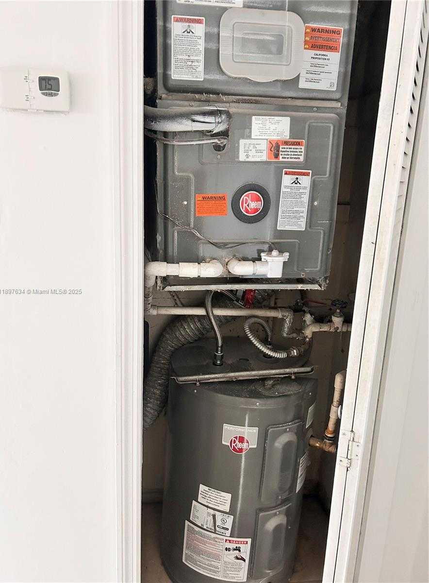 Small Image of 7207 BAY DR, Miami Beach Number 11