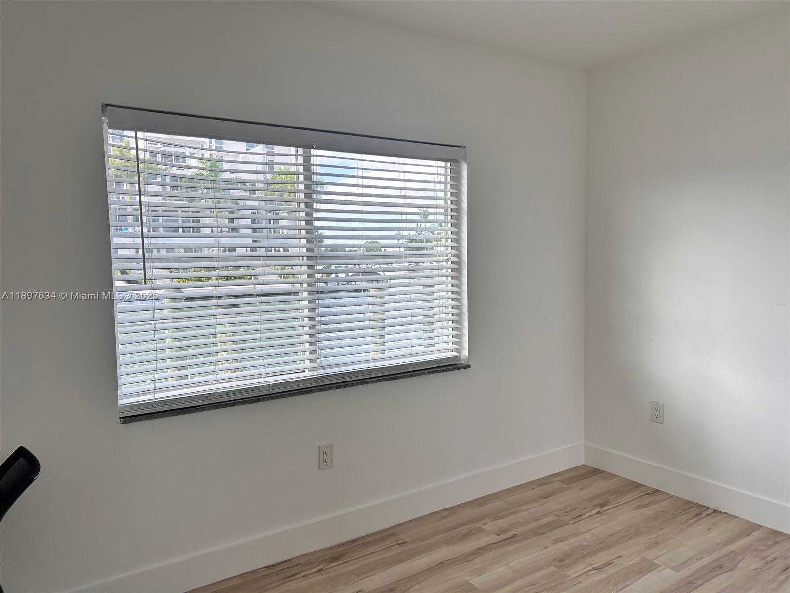 Small Image of 7207 BAY DR, Miami Beach Number 12