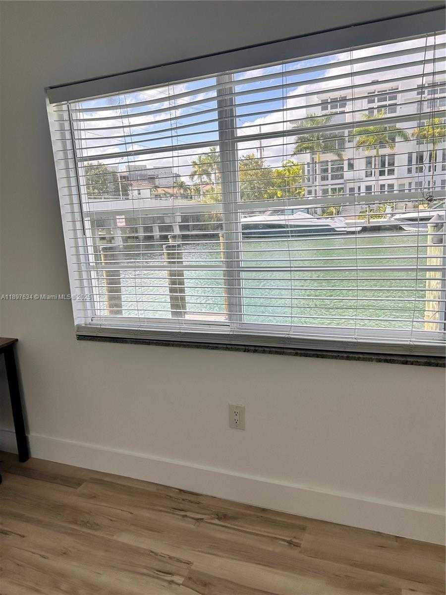 Small Image of 7207 BAY DR, Miami Beach Number 13