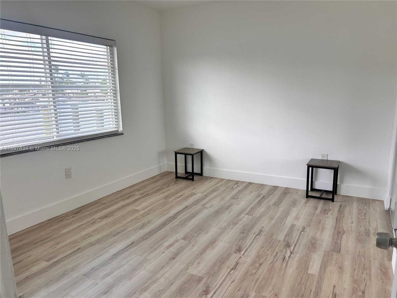 Small Image of 7207 BAY DR, Miami Beach Number 14