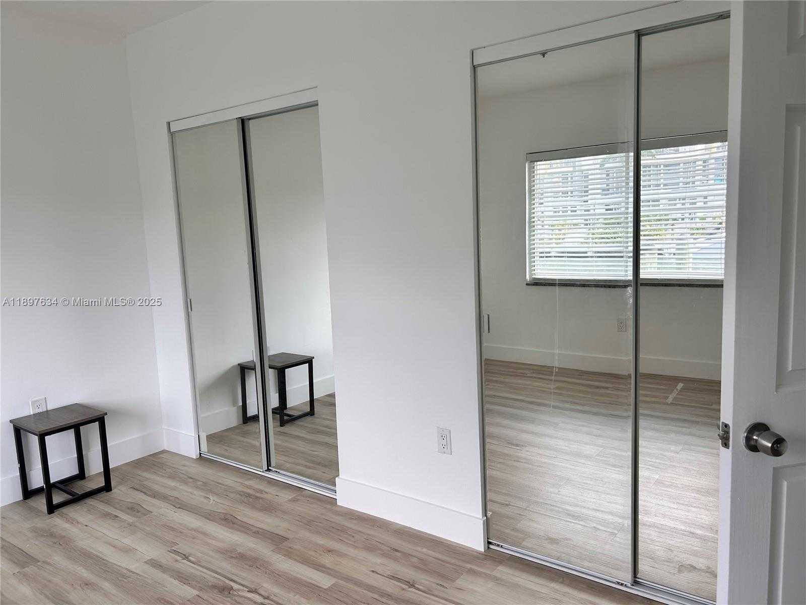 Small Image of 7207 BAY DR, Miami Beach Number 16