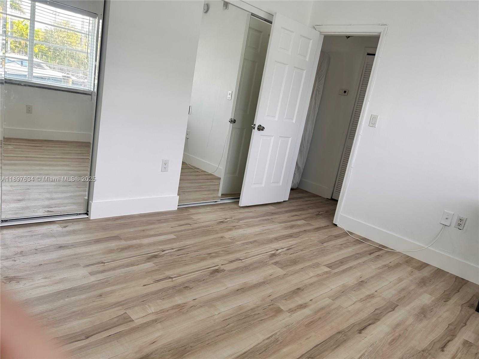 Small Image of 7207 BAY DR, Miami Beach Number 17