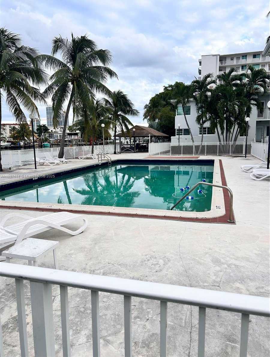 Small Image of 7207 BAY DR, Miami Beach Number 21