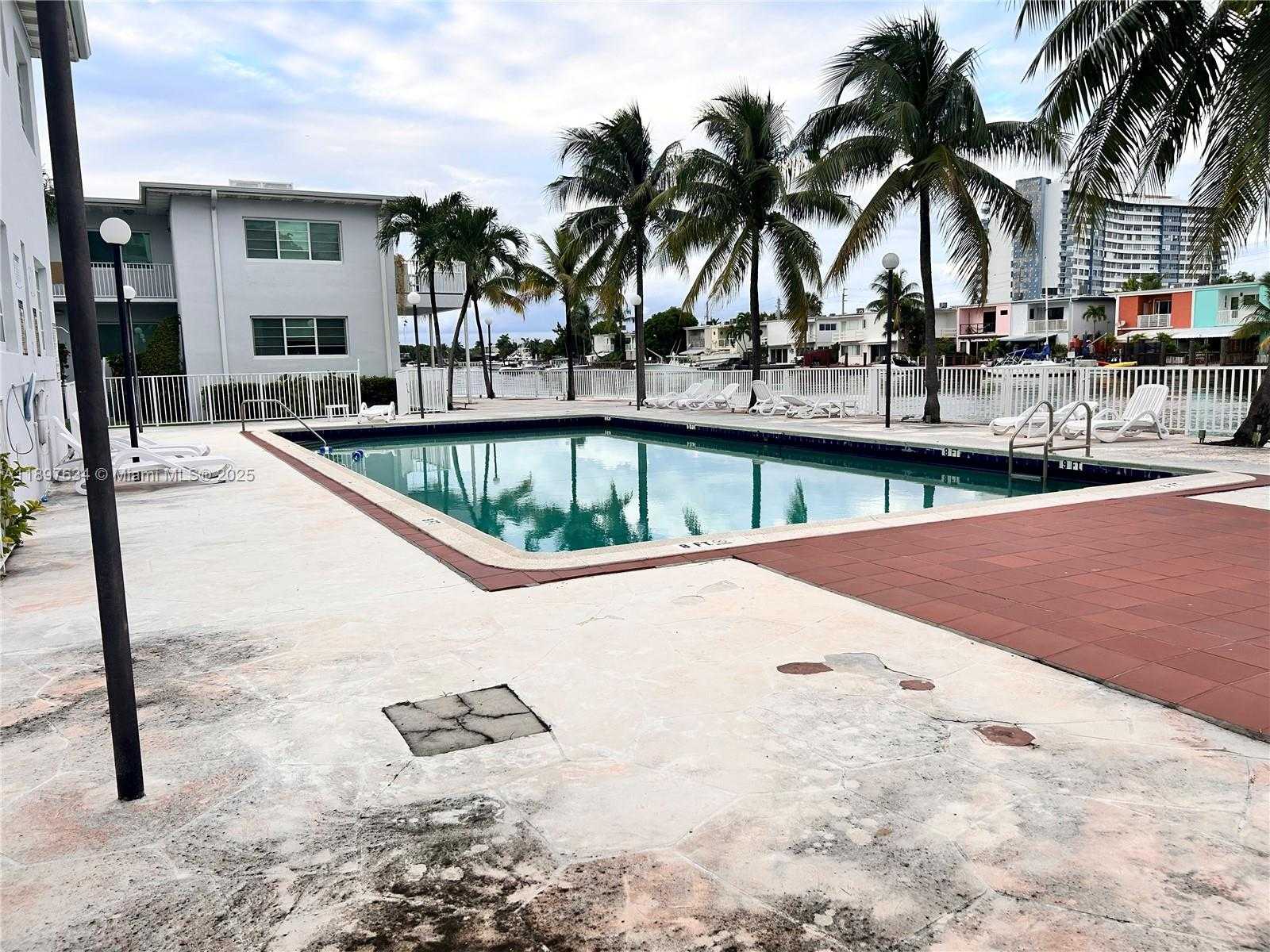 Small Image of 7207 BAY DR, Miami Beach Number 22