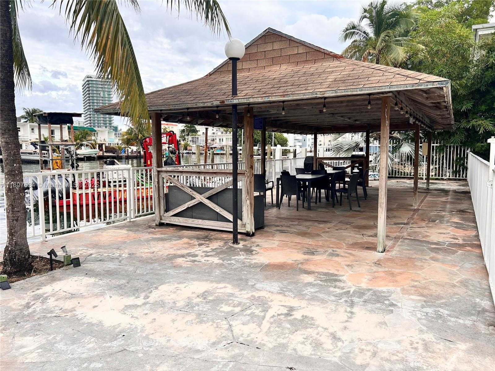 Small Image of 7207 BAY DR, Miami Beach Number 24
