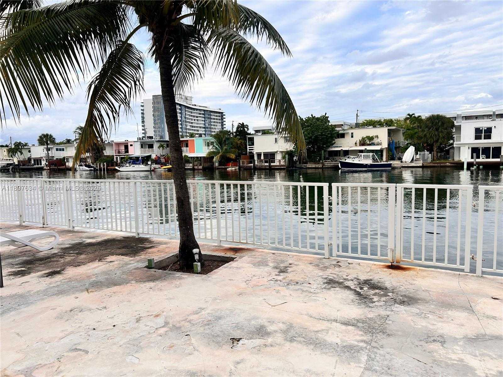 Small Image of 7207 BAY DR, Miami Beach Number 25