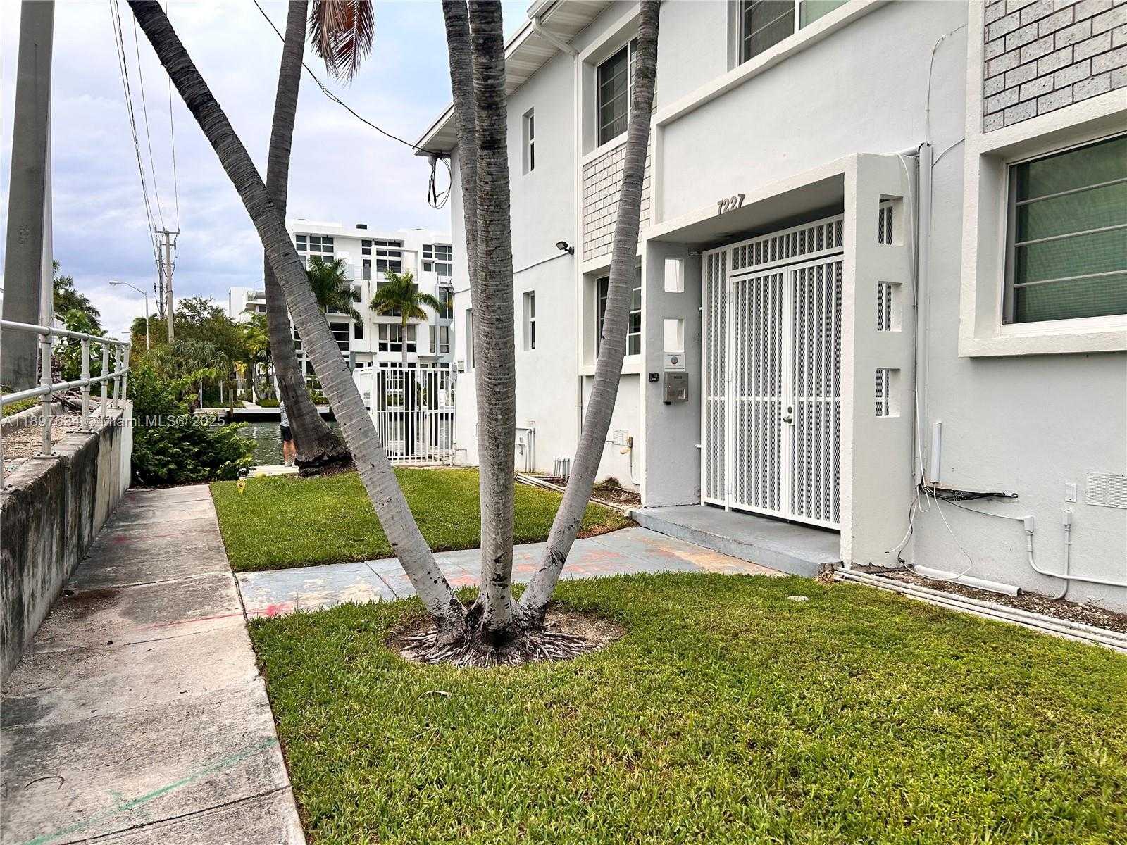 Small Image of 7207 BAY DR, Miami Beach Number 27