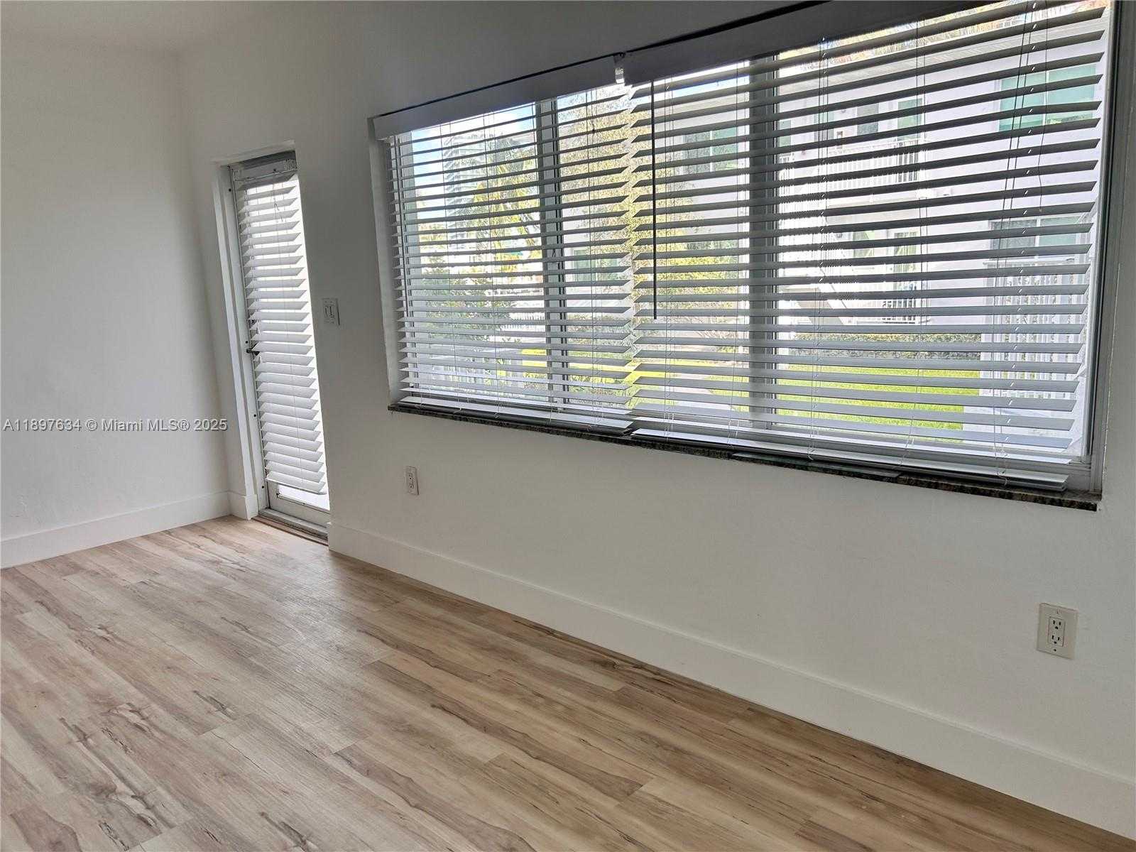 Small Image of 7207 BAY DR, Miami Beach Number 3