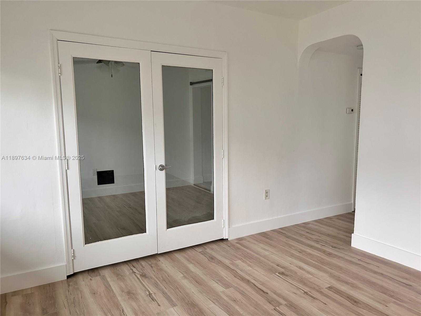 Small Image of 7207 BAY DR, Miami Beach Number 4