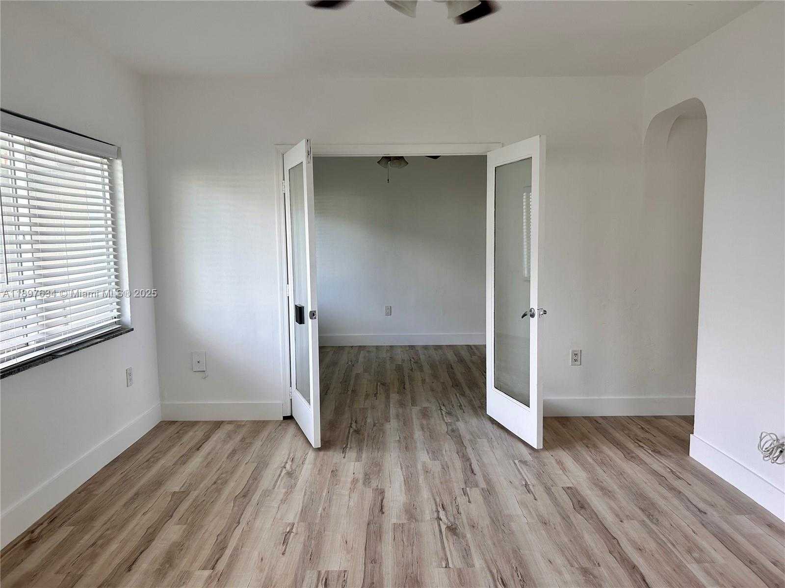 Small Image of 7207 BAY DR, Miami Beach Number 5