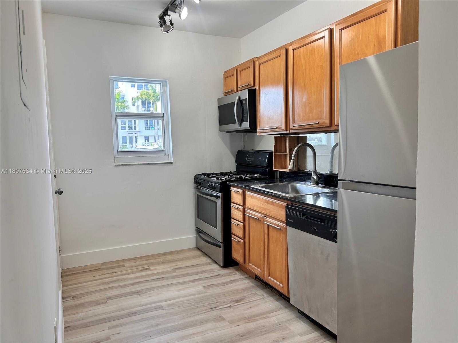 Small Image of 7207 BAY DR, Miami Beach Number 7