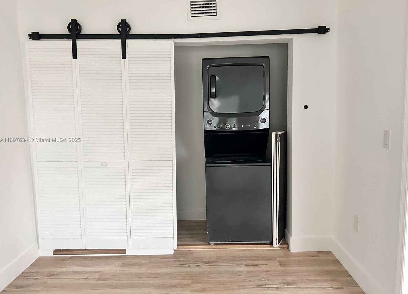 Small Image of 7207 BAY DR, Miami Beach Number 8