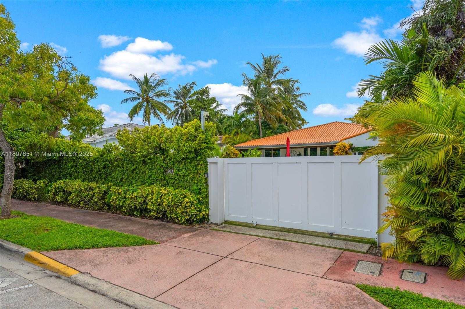Small Image of 7970 HAWTHORNE AVE, Miami Beach Number 2