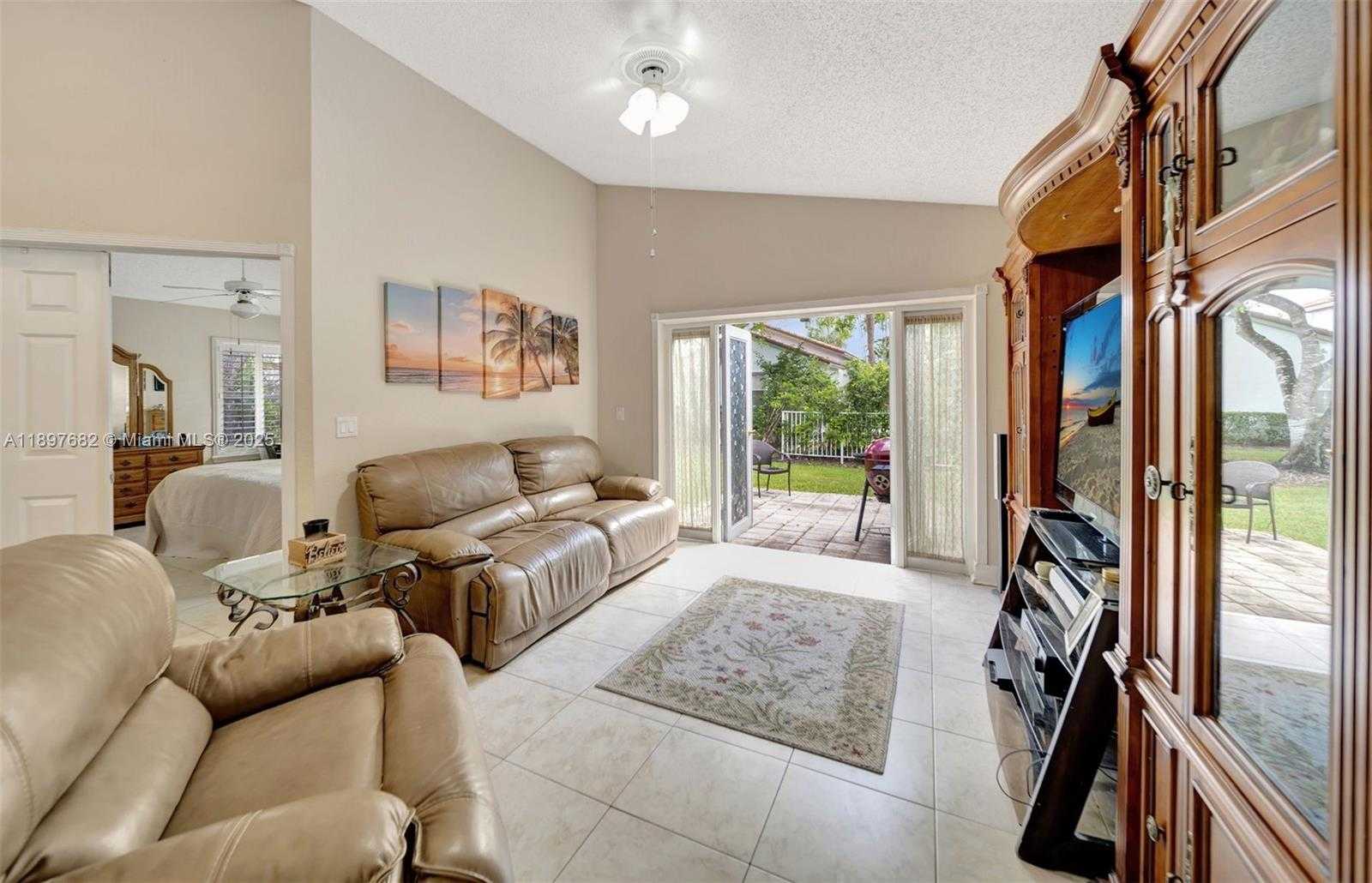 Small Image of 1653 SOUTH WEST 158TH TER, Pembroke Pines Number 6