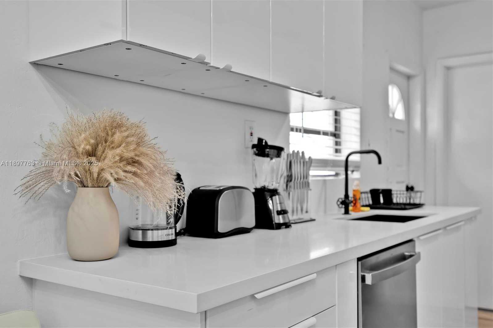 Small Image of 1510 NORMANDY DR, Miami Beach Number 14