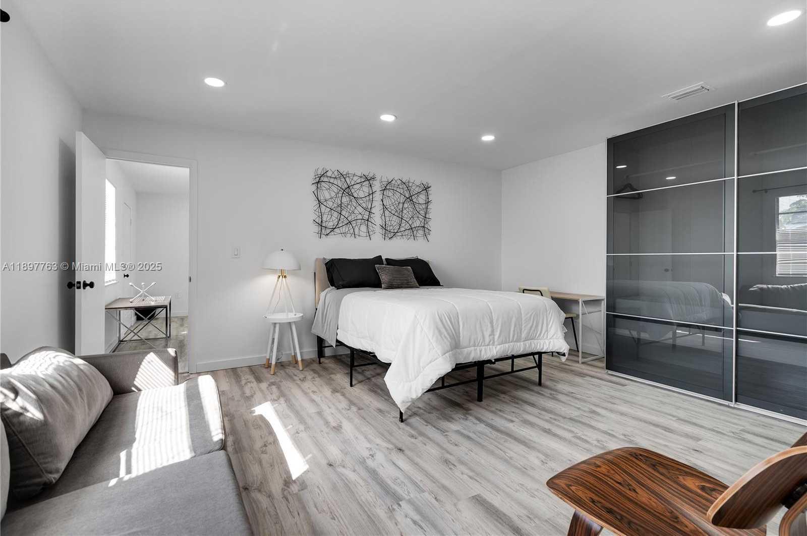 Small Image of 1510 NORMANDY DR, Miami Beach Number 20