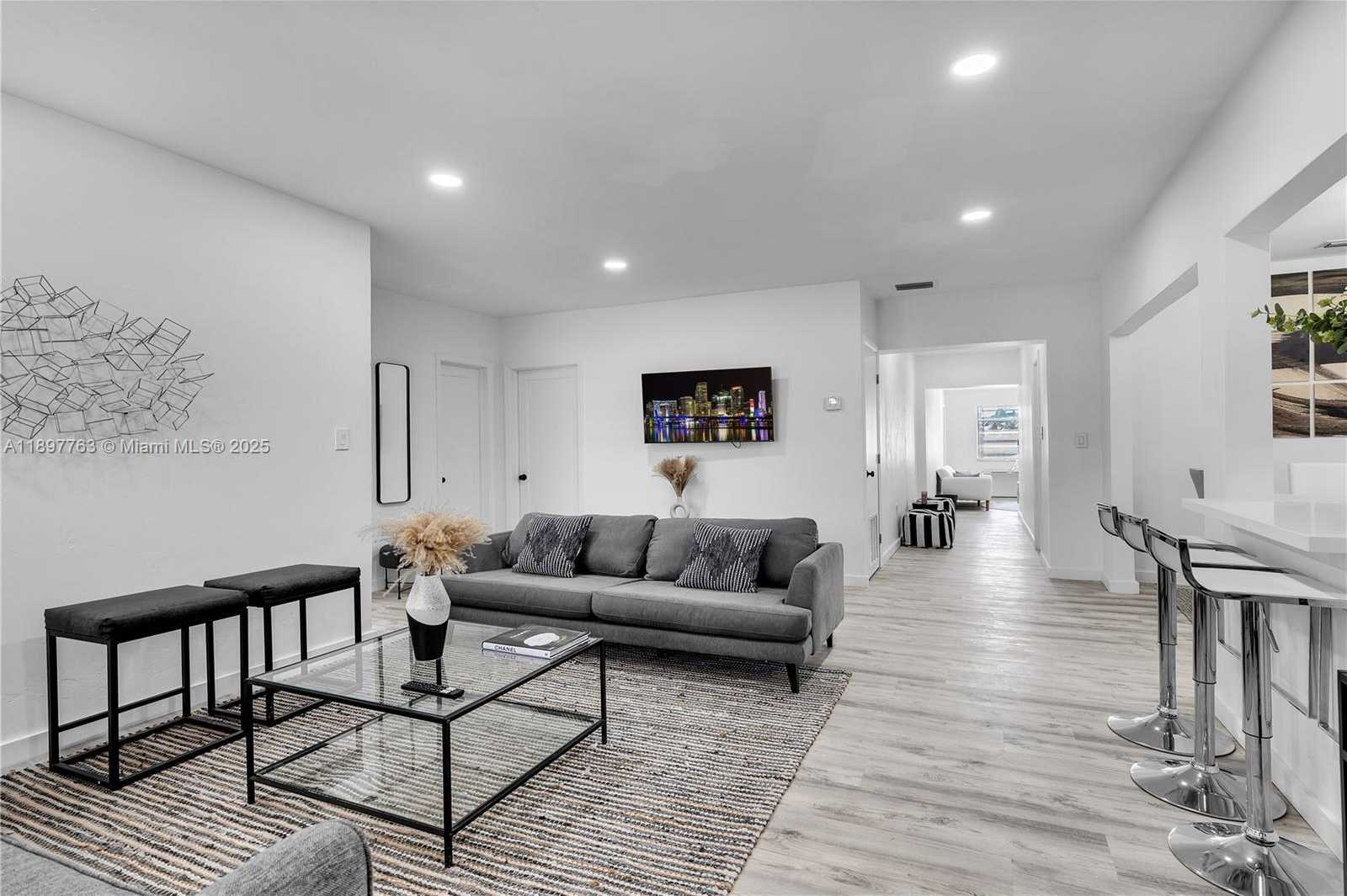 Small Image of 1510 NORMANDY DR, Miami Beach Number 3