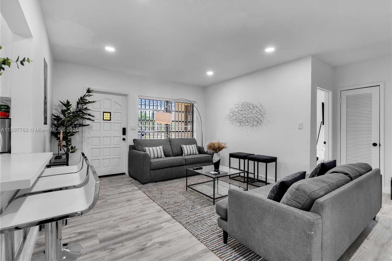 Small Image of 1510 NORMANDY DR, Miami Beach Number 4