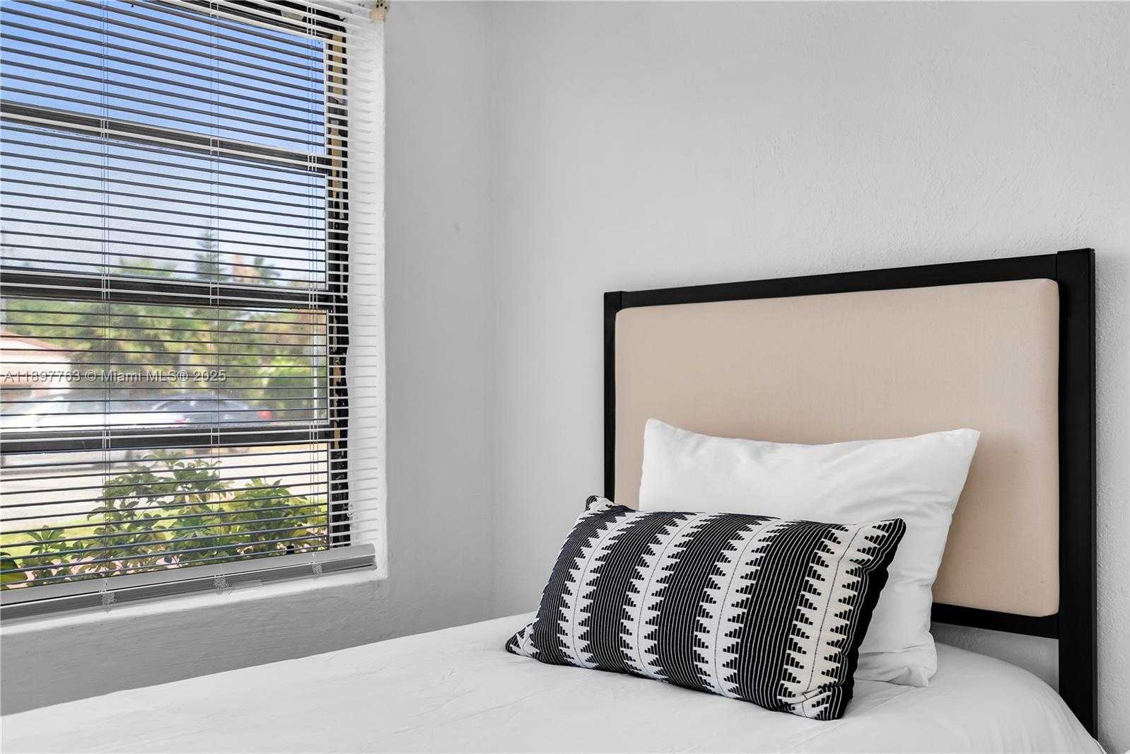 Small Image of 1510 NORMANDY DR, Miami Beach Number 40