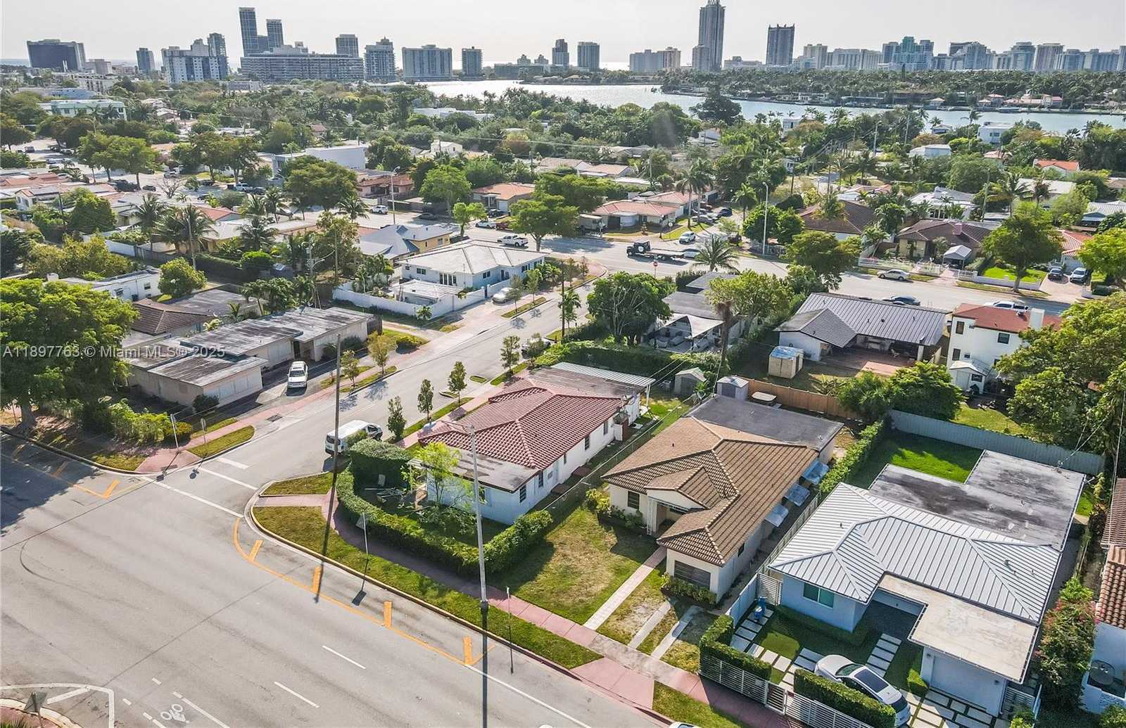 Small Image of 1510 NORMANDY DR, Miami Beach Number 46