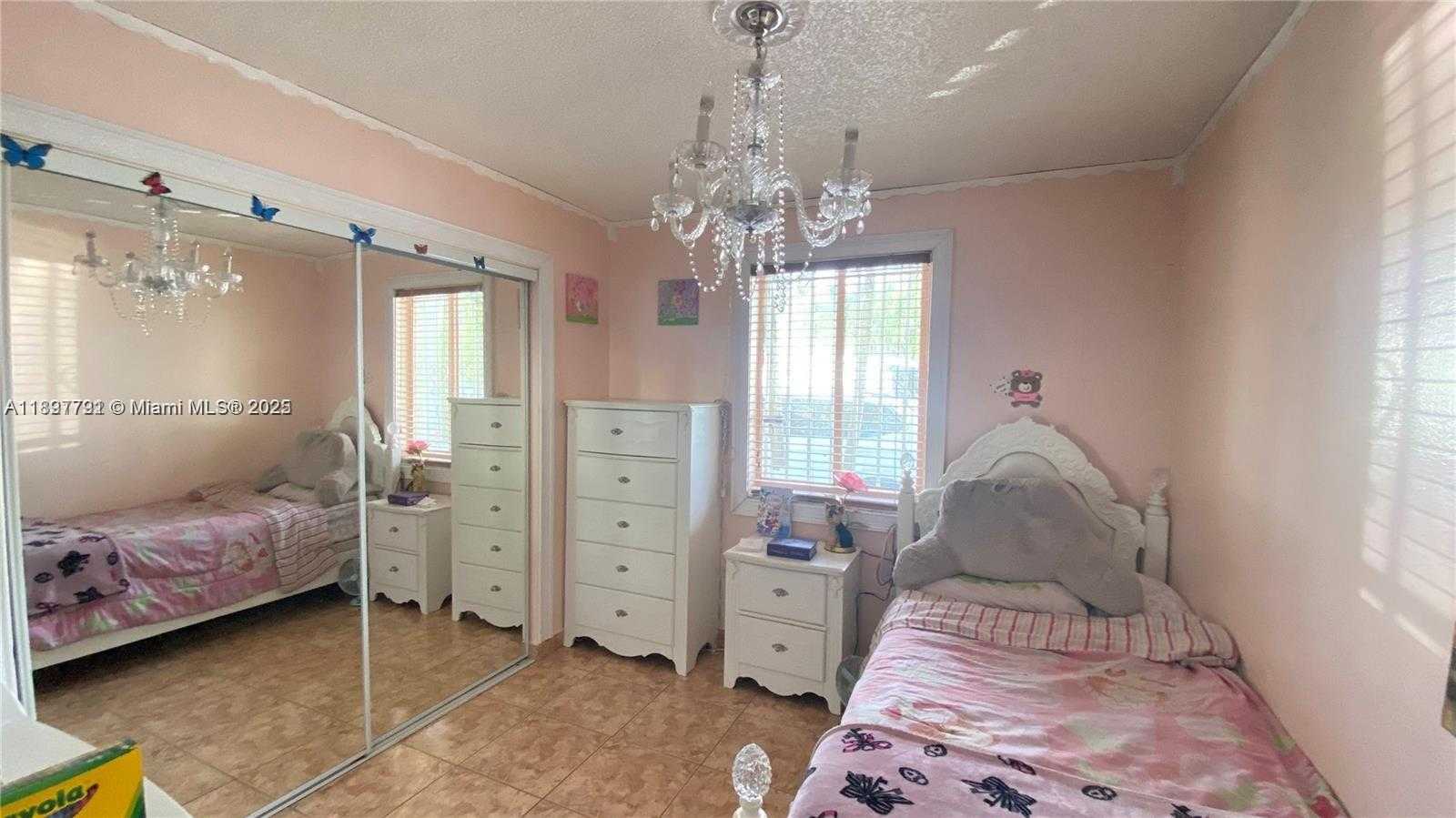 Small Image of 19764 54 AVE, Miami Gardens Number 6