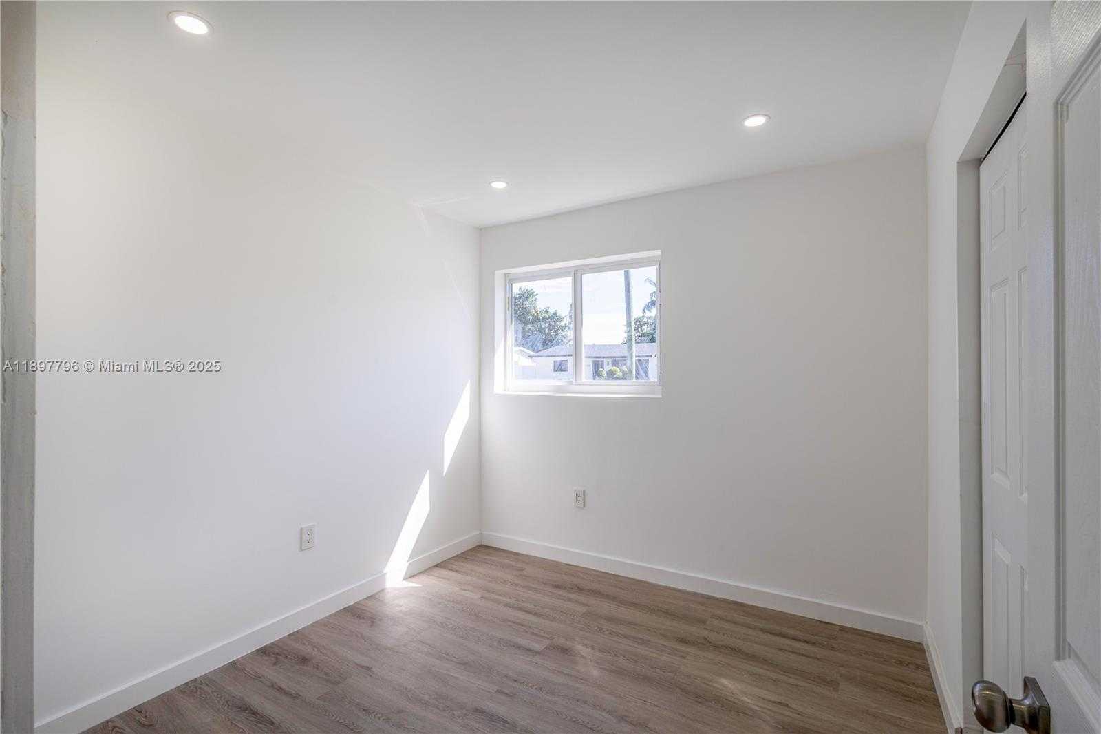 Small Image of 6371 SCOTT ST, Hollywood Number 12