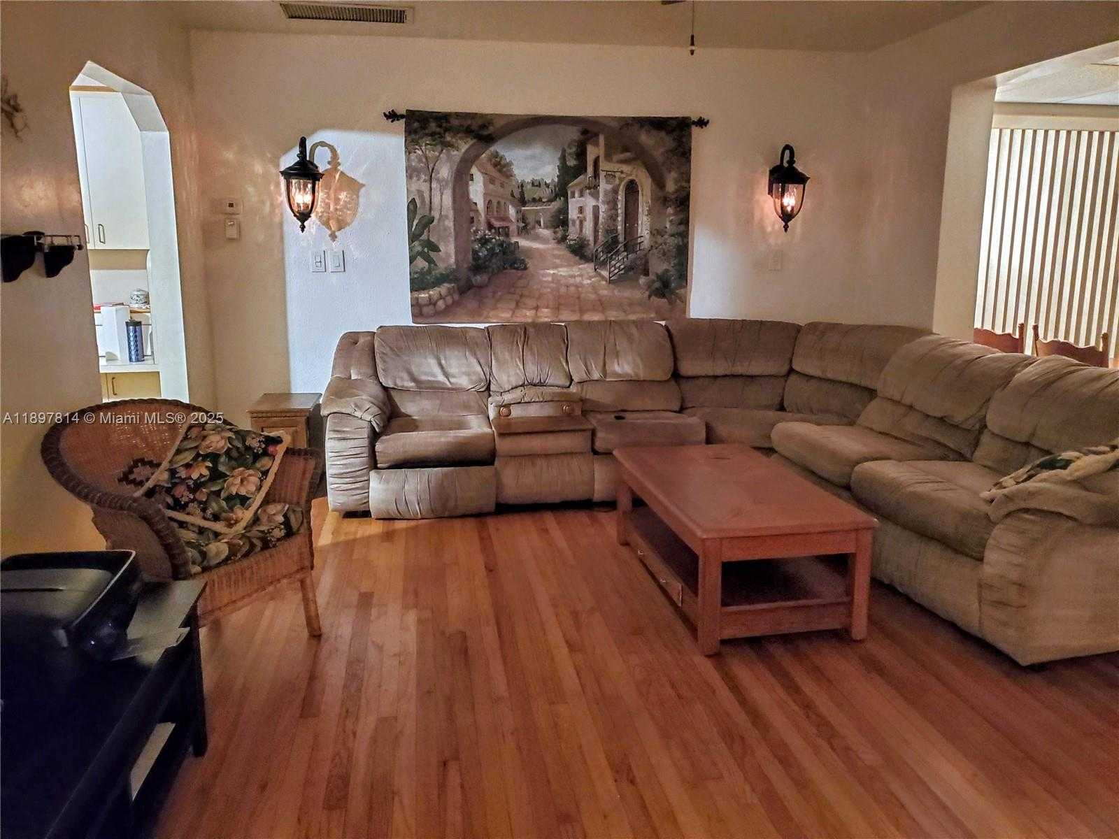 Small Image of 1846 WILEY ST, Hollywood Number 4