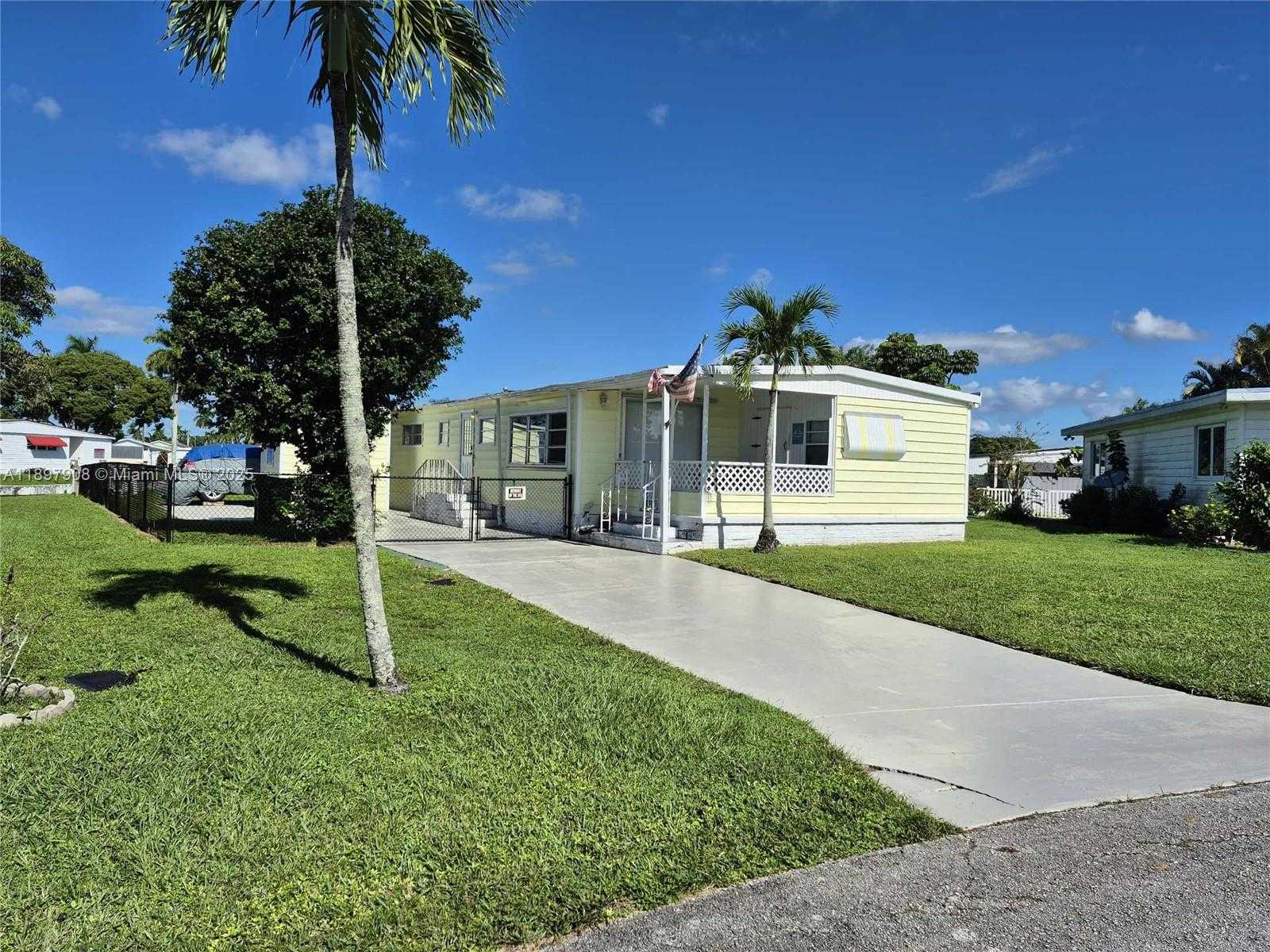 Small Image of 8397 SOUTH WEST 21ST CT, Davie Number 3