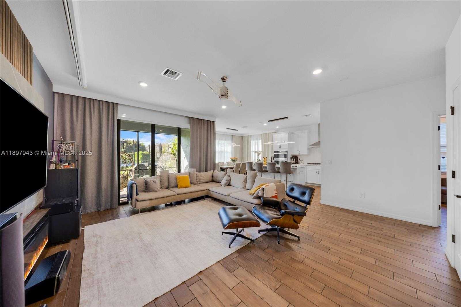 Small Image of 2454 PRIMROSE PL, Oakland Park Number 2