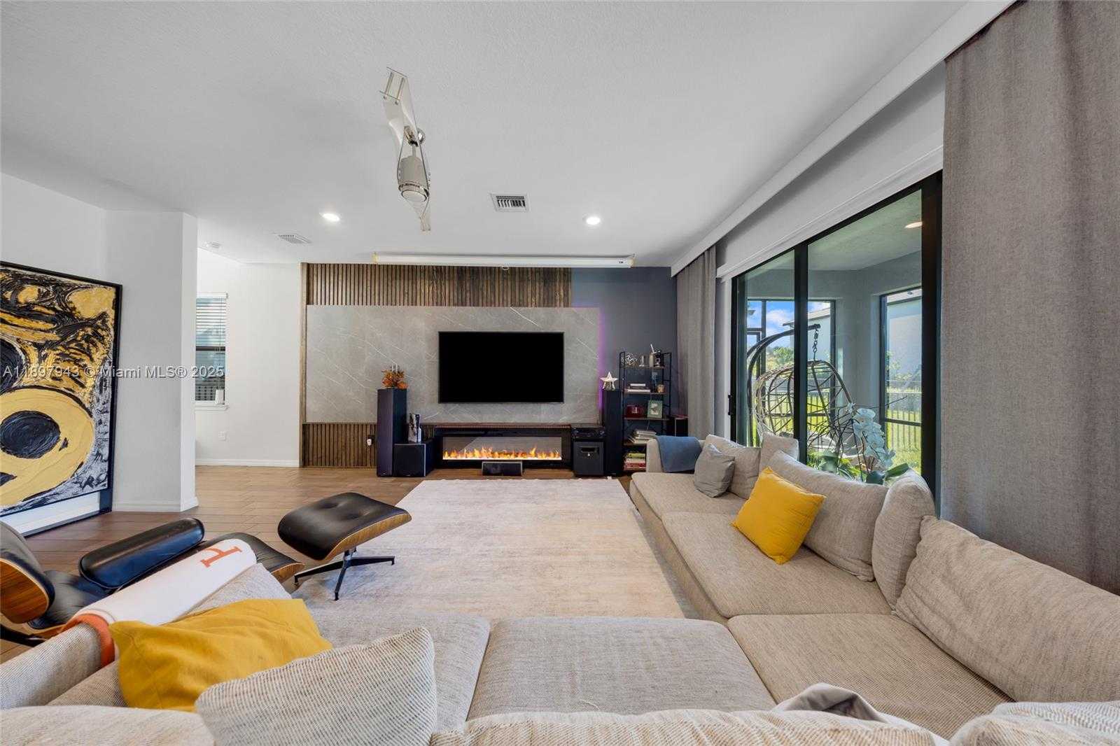 Small Image of 2454 PRIMROSE PL, Oakland Park Number 5