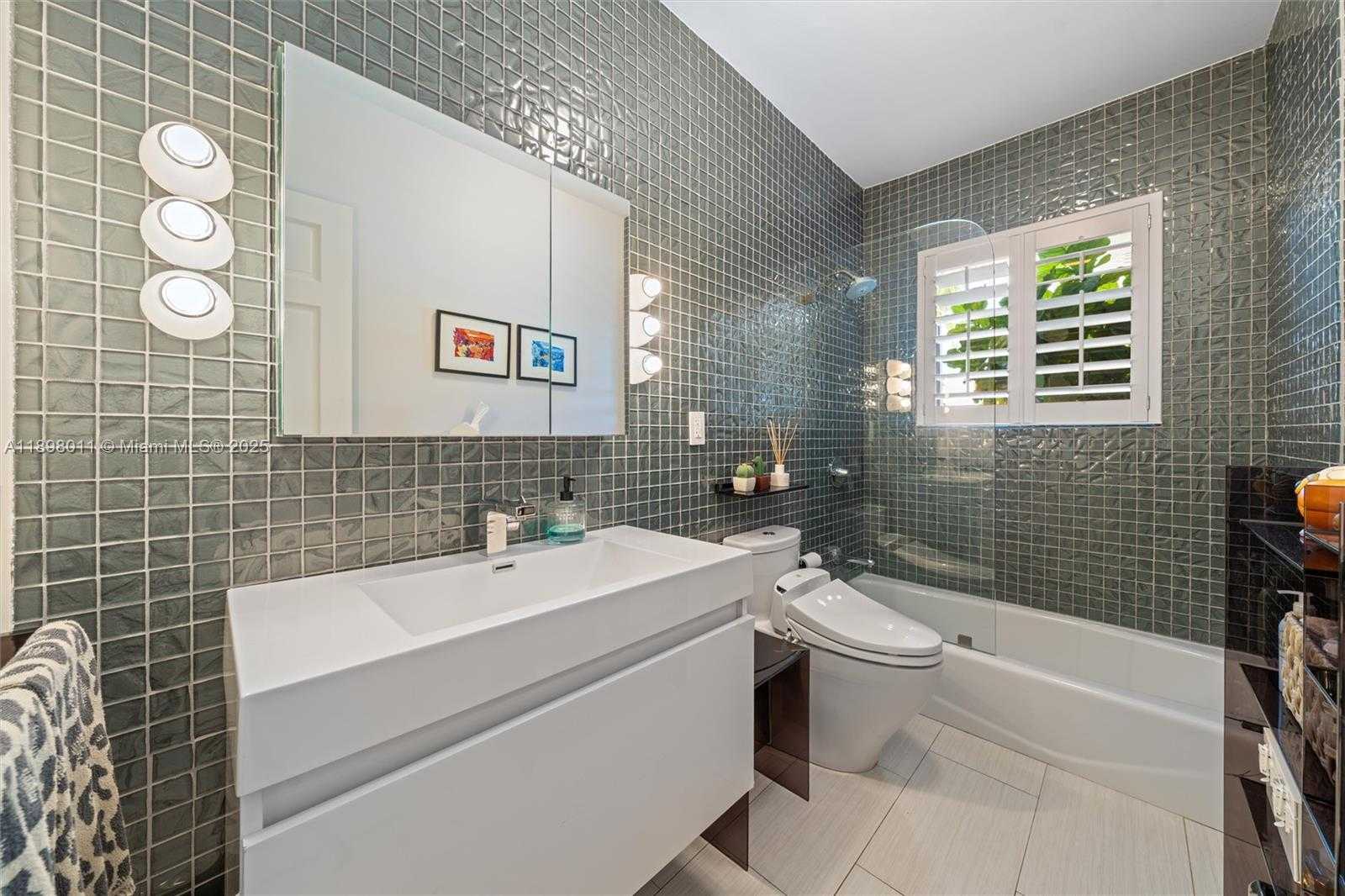 Small Image of 12944 BANYAN RD, North Miami Number 20