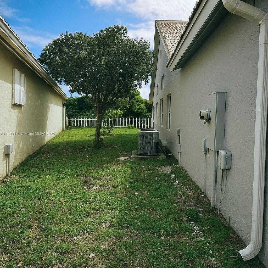 Small Image of 13026 HAMPTON LAKES CIR, Boynton Beach Number 25