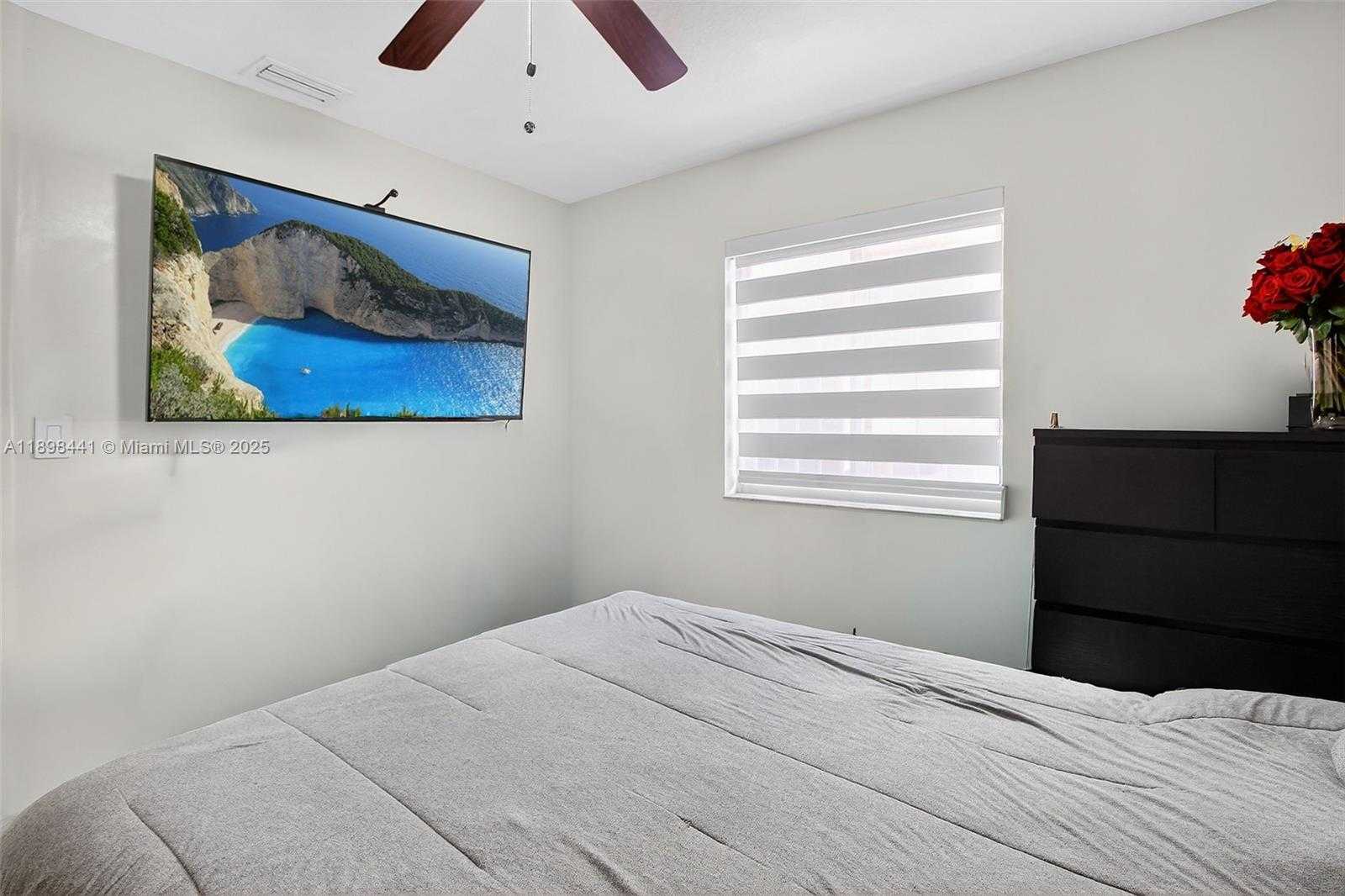 Small Image of 7645 WEST 34 LN, Hialeah Number 11