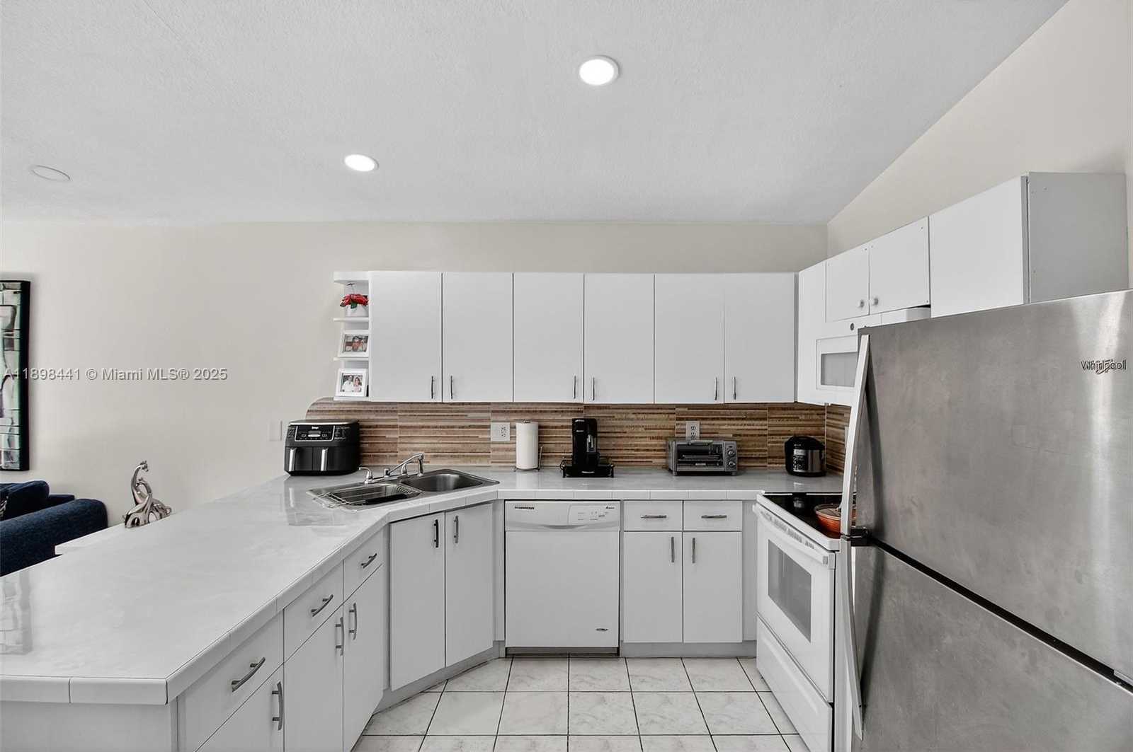 Small Image of 7645 WEST 34 LN, Hialeah Number 12