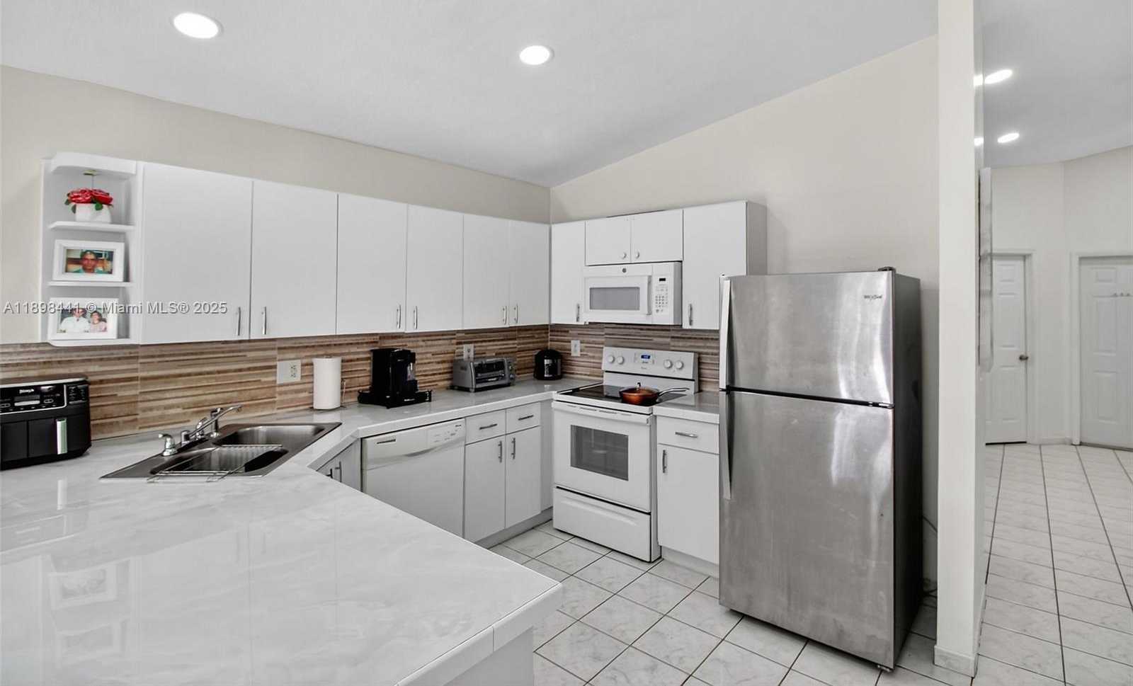 Small Image of 7645 WEST 34 LN, Hialeah Number 13