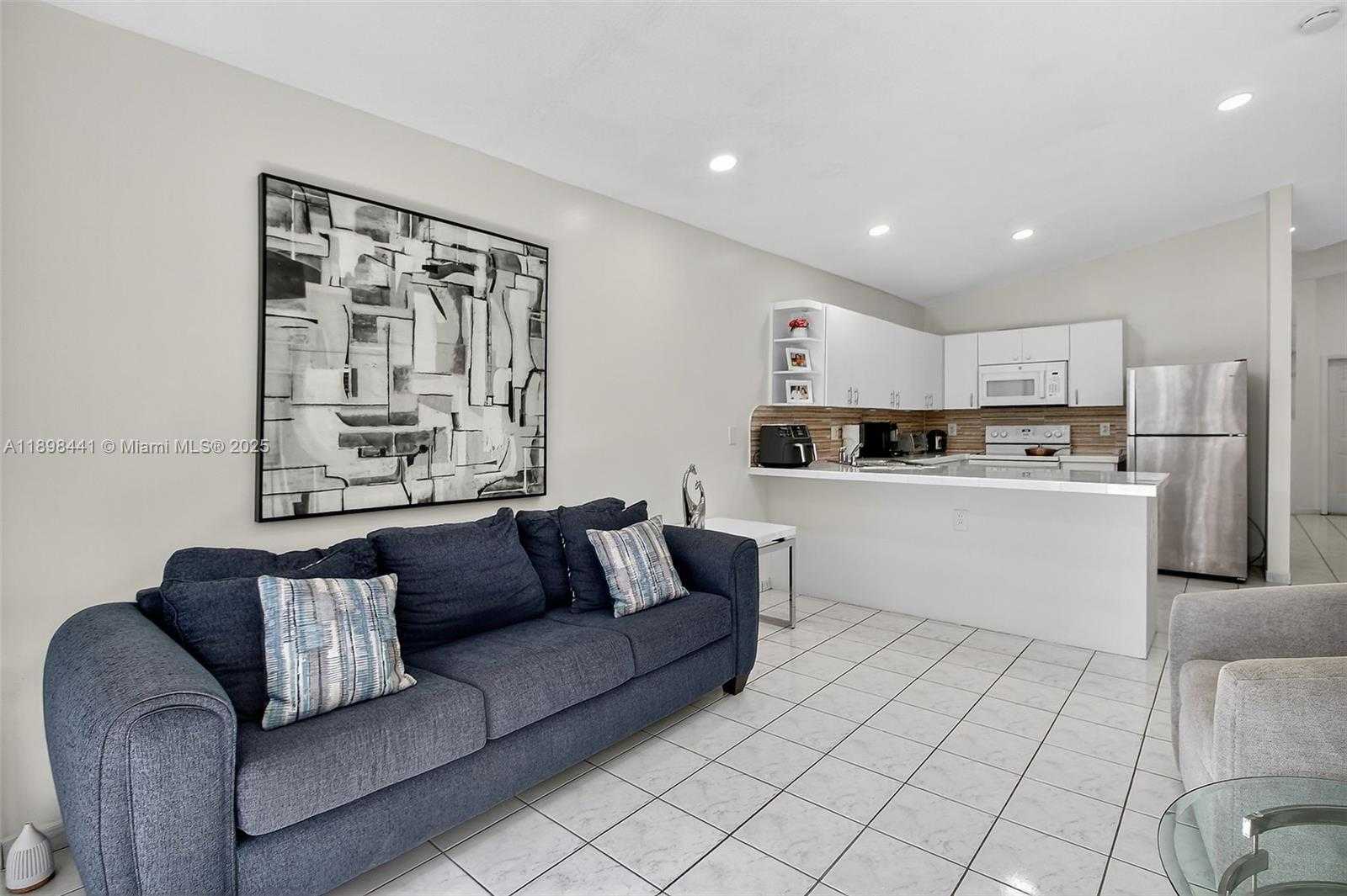 Small Image of 7645 WEST 34 LN, Hialeah Number 15